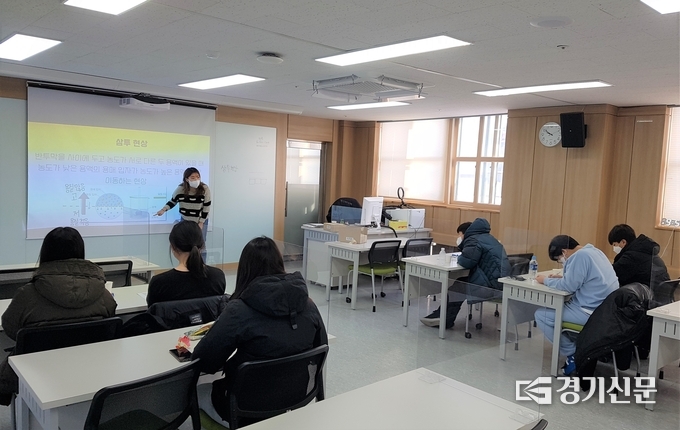 선단동에 위치한 포천미래교육센터에서 '2021 겨울방학 학생 과학·수학 아카데미'가 열리고 있다. (사진=포천교육지원청 제공)