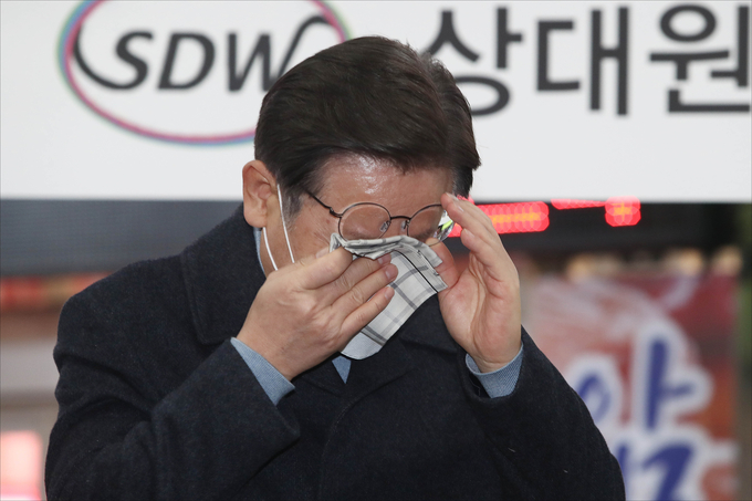 더불어민주당 이재명 대선후보가 24일 오후 경기 성남시 중원구 상대원시장에서 열린 '매타버스' 성남, 민심속으로! 행사에서 즉석연설 도중 눈물을 닦고 있다. (사진=국회사진기자단/연합뉴스 제공)