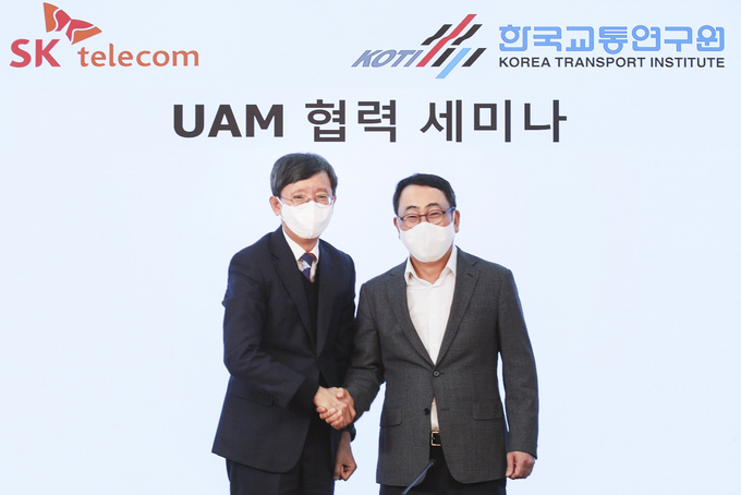 SK텔레콤이 한국교통연구원과 UAM 산업 선도를 위한 협력을 강화한다. 지난 24일 오후 SKT 본사 사옥에서 열린 세미나에서 유영상 SK텔레콤 대표(우)와 오재학 한국교통연구원장이 인사를 나누는 모습. (사진=SK텔레콤 제공)