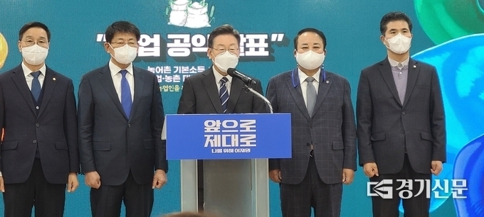 더불어민주당 이재명 후보가 ‘매타버스(매주 타는 민생 버스)’ 순회 3일차인 25일 경기 북동부지역을 찾아 표심 공략 행보를 이어가는 가운데 이날 포천·가평·남양주·하남·구리 등 지역 맞춤형 공약을 발표했다. (사진=문석완 기자)