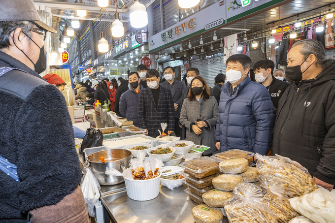전통시장을 방문한 박형우 계양구청장이 시장상인과 이야기를 나누고 있다. ( 사진 = 계양구 제공 )