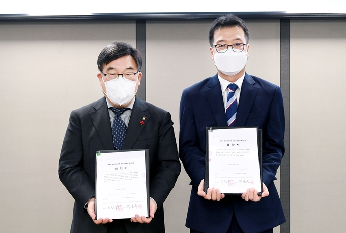 신동헌 시장과 박종득 ㈜쌍령파크개발 대표가 쌍령근린공원 민간공원조성 특례사업 협약을 체결하고 있다.(사진=광주시 제공)
