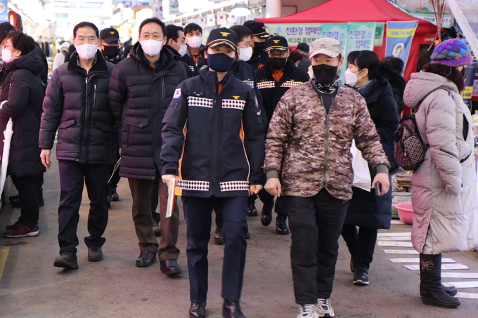 시흥소방서는 설 명절을 앞두고 시흥시민들이 안전하고 편안한 명절을 보낼 수 있도록 관서장이 현장을 직접 방문해 화재안전 컨설팅을 실시했다.(사진=시흥소방서 제공)