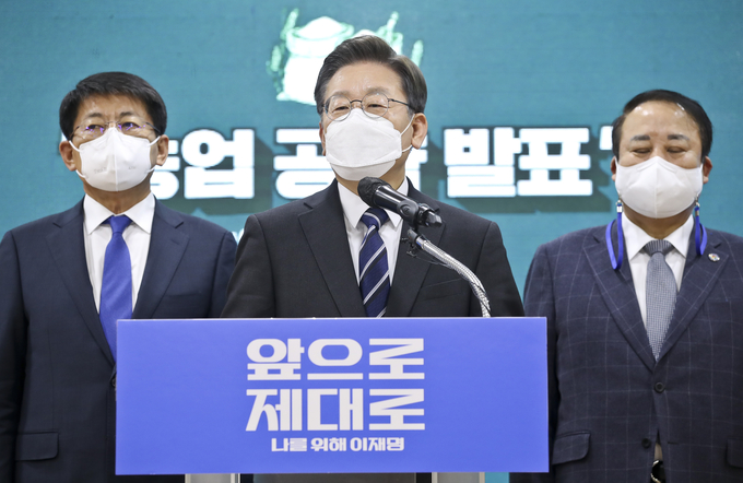 더불어민주당 이재명 대선 후보(가운데)가 25일 오전 경기도 포천시 포천시농업기술센터에서 농업 공약을 발표하고 있다. (사진=국회사진기자단/연합뉴스 제공)