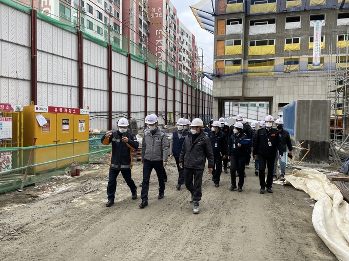 구리경찰서는 지난 24일 구리소방서와 함께 인창동 대원칸타빌 공사현장을 방문해 안전사고 예방을 위한 합동안전점검을 실시했다.(사진=구리경찰서 제공)