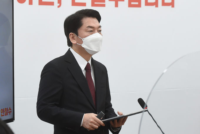  국민의당 안철수 대선 후보가 25일 오전 국회에서 신년 기자회견을 하고 있다. (사진=국회사진기자단/연합뉴스)