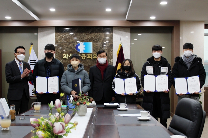 스티로폼 종합제조회사인 ㈜인천이피에스가 가정 형편으로 학업에 어려움을 겪는 학생들에게 매달 10-20만 원씩 장학금을 전달하는 장학금 전달식을 갖고 있다.(사진=화성상공회의소 제공 )<br>