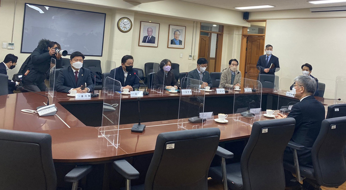 더불어민주당과 열린민주당 소속 의원들이 25일 오전 경기 수원시 권선구 수원여대 인제캠퍼스에서 장기원 수원여대 총장과 면담하고 있다. (사진=이명호 기자)