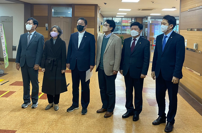 장기원 수원여대 총장과 면담 전 (왼쪽부터)김승원·강민정·김병기·안민석·홍기원·전용기 의원이 입장을 밝히고 있다. (사진= 이명호 기자)