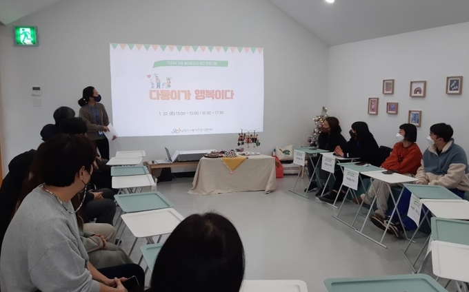 남양주시는 지난 22일 호평 아이사랑놀이터 도르르에서 세 자녀 이상 관내 영유아 가정을 대상으로 교육 프로그램 ‘다둥이가 행복이다’를 진행했다.(사진=남양주시 제공)