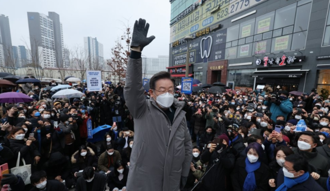 더불어민주당 이재명 대선후보가 25일 경기도 남양주시 다산동 다산선형공원을 방문, 지지자에게 손을 들어 인사하고 있다. (사진=연합뉴스 제공)