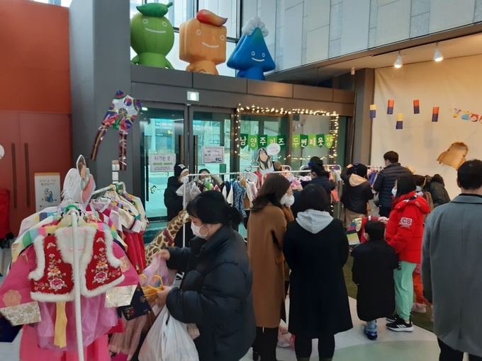 남양주시는 설을 맞아 ‘키즈 두 번째 옷장’의 특별 이벤트로 ‘2022 설 마중 한복 무료 나눔 이벤트’를 운영한다.(사진=남양주시 제공)