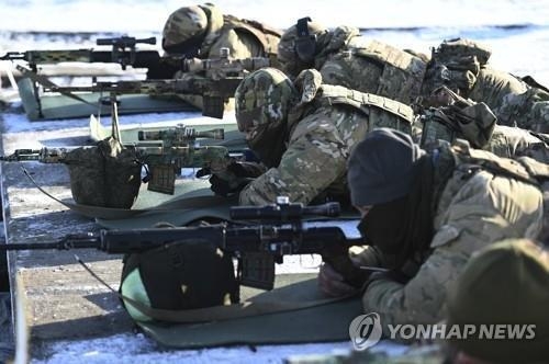 우크라이나 접경지역에서 사격 훈련하는 러시아군 (사진=AP 연합뉴스/자료사진)