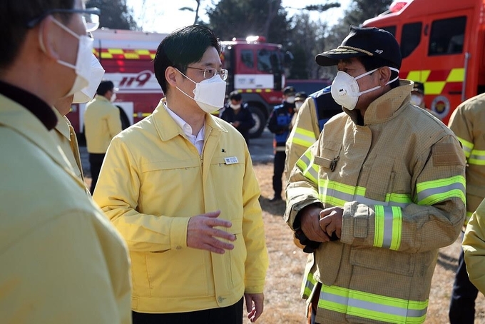 평택 화재현장 찾은 오병권 경기도지사 권한대행 (사진=연합뉴스 제공)