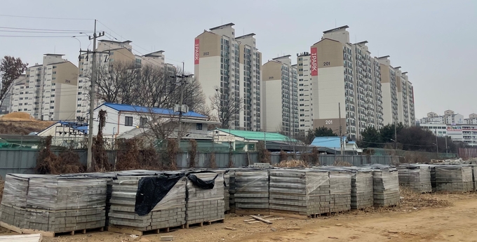 준공이 끝나 더 이상 사용될 용도가 없는 보도블록이 방치돼 있다. ( 사진 = 조경욱 기자 )