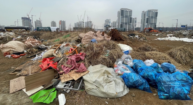 25일 각종 폐기물들이 검단신도시 1-1공구 곳곳에 방치돼 있다. ( 사진 = 조경욱 기자 )