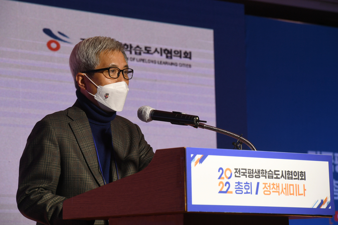 곽상욱 전국평생학습도시협의회장이 지난 25일 롯데호텔서울(소공동)서 열린 총회 및 정책세미나에서 발언을 하고 있다.(사진= 오산시 제공)