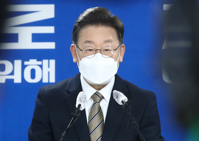 더불어민주당 이재명 대선 후보가 26일 오전 서울 여의도 중앙당사에서 기자회견을 열고 정치혁신 구상을 발표하고 있다. (사진=국회사진기자단/연합뉴스 제공)