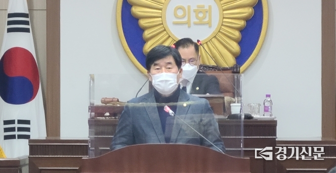 포천시의회 강준모 의원이 '6군단 부지 문제'에 관하여 시정 질의를 하고 있다. (사진=문석완 기자)