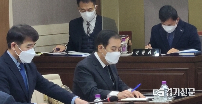 박윤국 포천시장이 강준모 의원의 시정 질의를 심각한 표정으로 듣고 있다. (사진=문석완 기자)