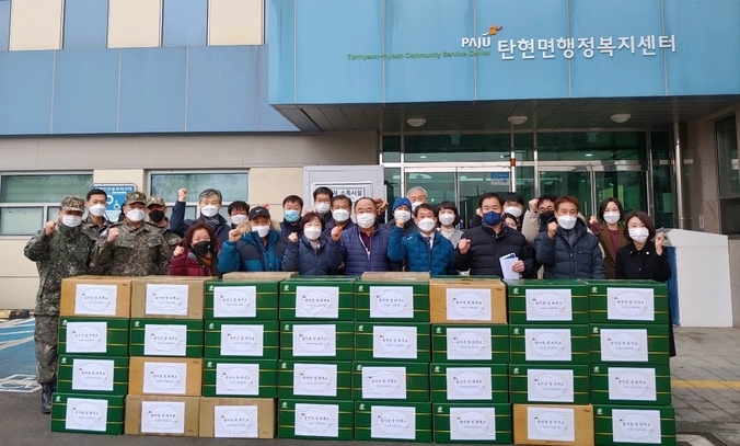 파주 탄현면 이장단에서 군부대 위문품으로 배 70상자를 전달했다.(사진=파주시 제공)