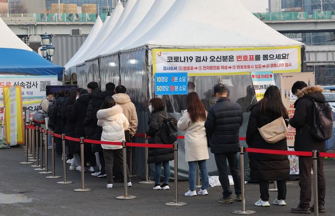 코로나19 검사 대기하는 시민들 (사진=연합뉴스)