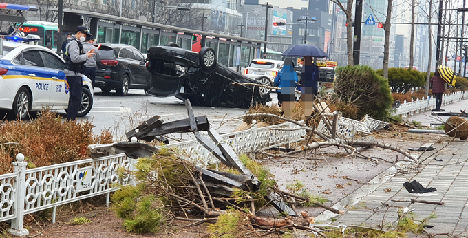 설연휴 마지막 날인 2021년 2월 14일 오후 경기도 고양시 대로에서 빗길에 차량이 뒤집혀져 있는 모습. 사고 피해자는 곧바로 구급차로 병원으로 옮겨졌고 수습 과정에서 이 일대 교통이 한때 정체됐다. (사진=연합뉴스 제공)