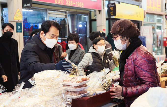 백군기 용인시장이 26일 용인중앙시장을 찾아 제수용품 구매하는 있다.(사진=용인시 제공)