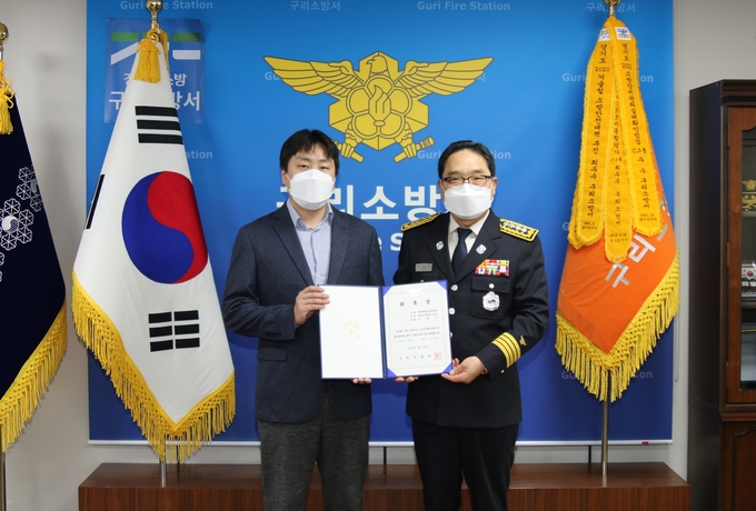 구리소방서는 26일 서장실에서 한양대학교구리병원 신현구교수를 구급지도의사로 위촉했다.(사진=구리소방서 제공)