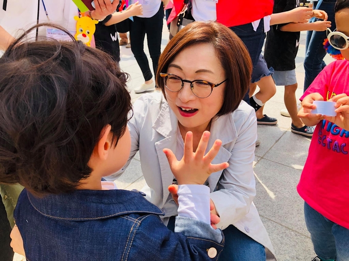 은수미 시장이 아동들과 만나 하이파브를 하고 있다. (사진=성남시 제공)