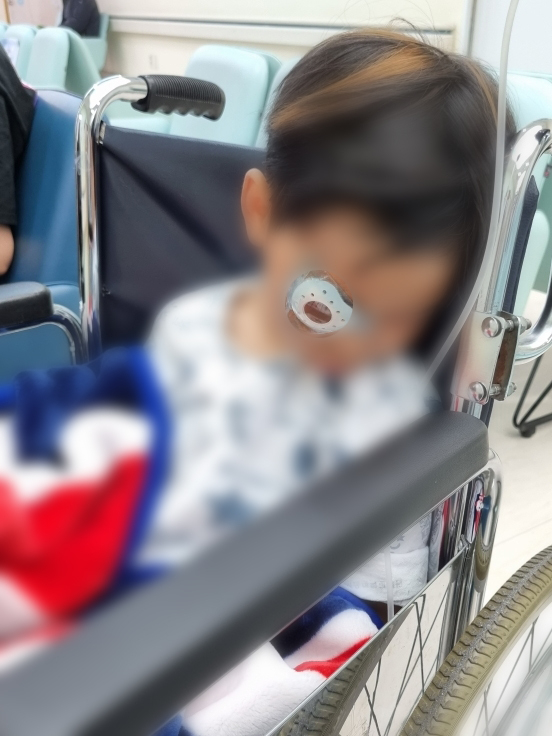 지난 10일 수술을 마친 뒤 휠체어를 타고 병실로 이동하는 A군.( 사진 = B씨 제공 )
