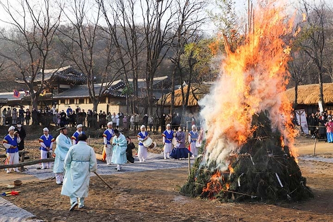 달집태우기. (사진=한국민속촌 제공)