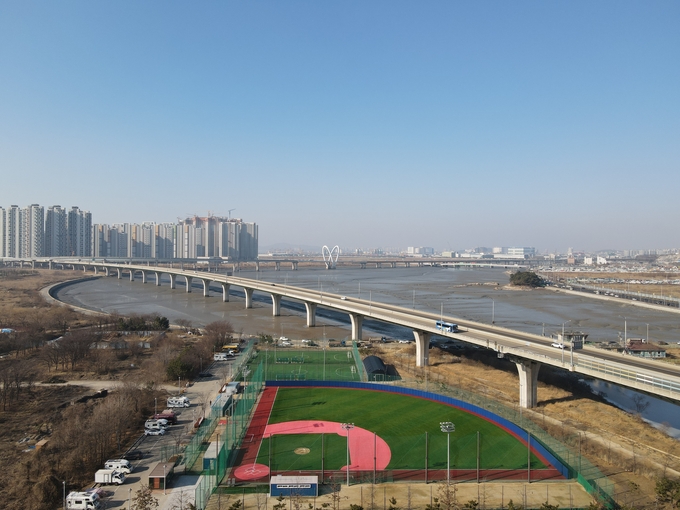 인조잔디로 새단장된 달빛공원 리틀야구장 전경. ( 사진 = 인천경제청 제공 )