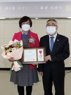 박정옥 안양시부의장이 '제2회 다산대상' 의정부문 공로패를 받았다.(사진=안양시의회 제공)