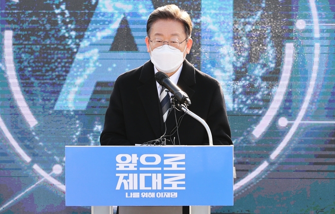 더불어민주당 이재명 대선후보가 27일 광주시 광산구 광주공항에서 광주·전남 공동 공약을 발표하고 있다. (사진=연합뉴스)