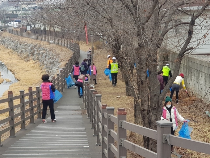 파주시 광탄면 각 기관단체에서 분수천 일대 생활쓰레기 수거를 실시하고 있다.*(사진=파주시 제공)