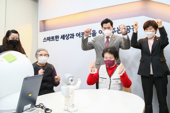의왕시는 어르신들의 생활밀착형 디지털 교육을 위해 ‘사랑채 SMART IT(잇다) ROOM’을 지난달 19일 개소하고 본격적인 운영을 시작한다.(사진=의왕시 제공)