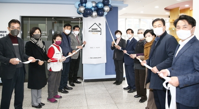 의왕시는 어르신들의 생활밀착형 디지털 교육을 위해 ‘사랑채 SMART IT(잇다) ROOM’을 지난달 19일 개소하고 본격적인 운영을 시작한다.(사진=의왕시 제공)