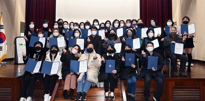 부평구는 27일 마을교육활동가 60명에게 위촉장을 전달했다. ( 사진 = 부평구 제공 )