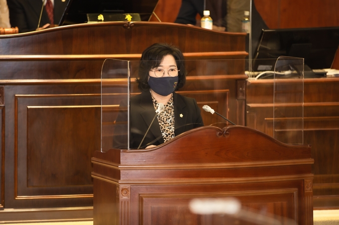 남양주시의회 최성임 의원이 제284회 임시회 제2차 본회의에서 5분 자유발언을 통해 평내체육문화센터 조기 완공을 촉구하고 있다.(사진=남양주시의회 제공)