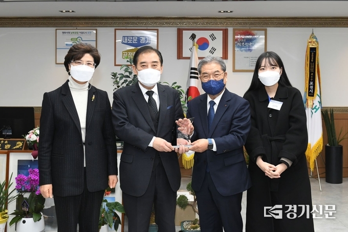 이재정 경기도 교육감이 포천시에 감사패를 증정하고 있다. (사진=포천시 제공)