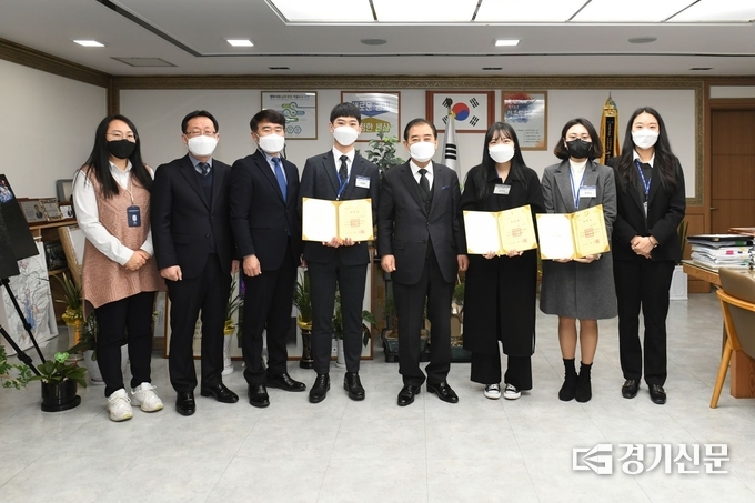 포천시 일일 명예 공직자 위촉식이 시장 집무실에서 열렸다. (사진=포천시 제공)