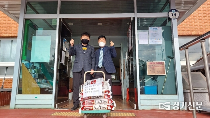 ㈜포천교통과 선진시내버스, 포천상운에서 관인면 주민을 위해 쌀을 관인면사무소로 기탁하였다. (사진=포천시 제공)