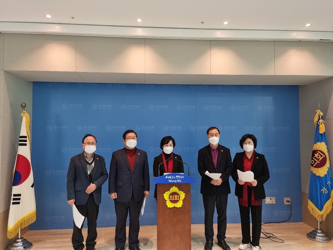 국민의힘 경기도의회 의원들이 도의회 브리핑룸에서 소방공무원 휴게시간 근무수당 지급 문제로 기자회견을 열었다. (사진=허수빈 기자)