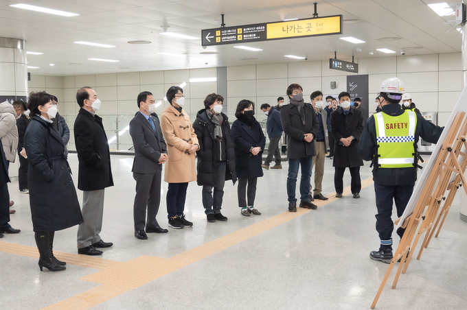 남양주시의회(의장 이철영)는 지난 27일 개통을 앞둔 진접선 3개 역사 (별내별가람, 오남, 진접)를 방문해 준비현황을 점검하고 현장 관계자들을 격려했다.(사진=남양주시의회 제공)
