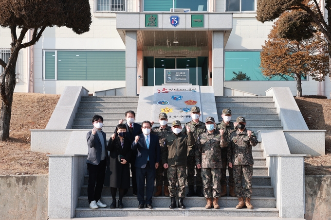 조광한 남양주시장이 제73보병사단 충일부대를 방문해 위문금을 전달하고, 고영준 사단장 등 충일부대 관계자들과 환담하는 시간을 가졌다.(사진=남양주시 제공)