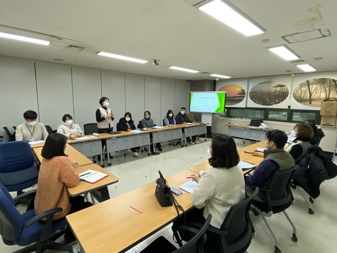 구리시는 27일 시청 복지회의실에서 신규 복지공무원 및 동 행정복지센터 사회복지 담당 15명을 대상으로 ‘2022년 사회보장급여 주요 개정사항’ 관련 직무교육을 실시했다.(사진=구리시 제공)