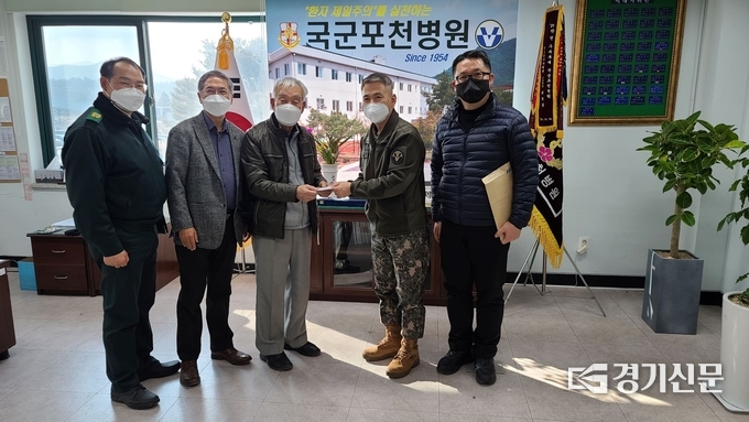 화현면방위협의회에서 설 명절을 맞아 관내 군부대를 방문해 위문품을 전달했다. (사진=포천시 제공)