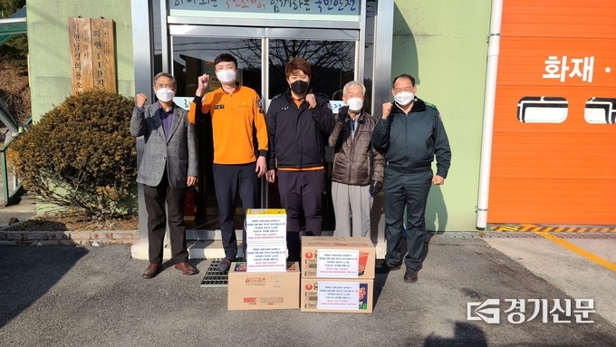 화현면방위협의회에서 설 명절을 맞아 관내 의용소방대를 방문해 위문품을 전달했다. (사진=포천시 제공)