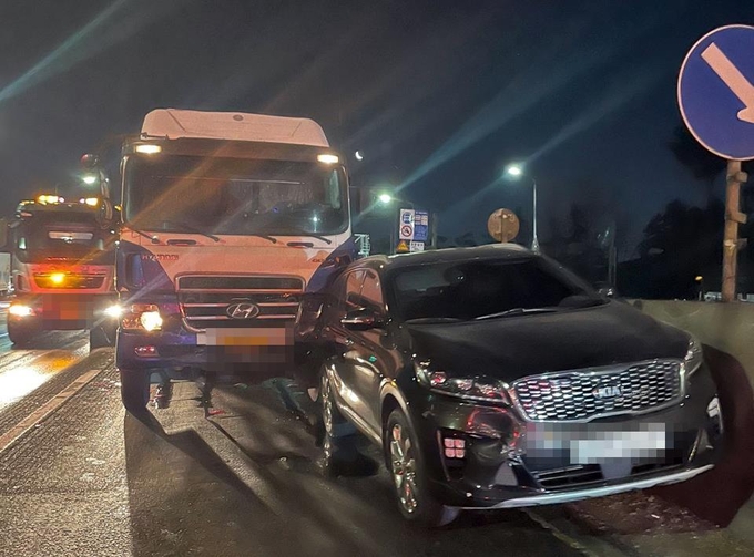제2경인고속도로서 차량 4대 추돌(사진=연합뉴스 독자 송영훈씨 /연합뉴스 제공)